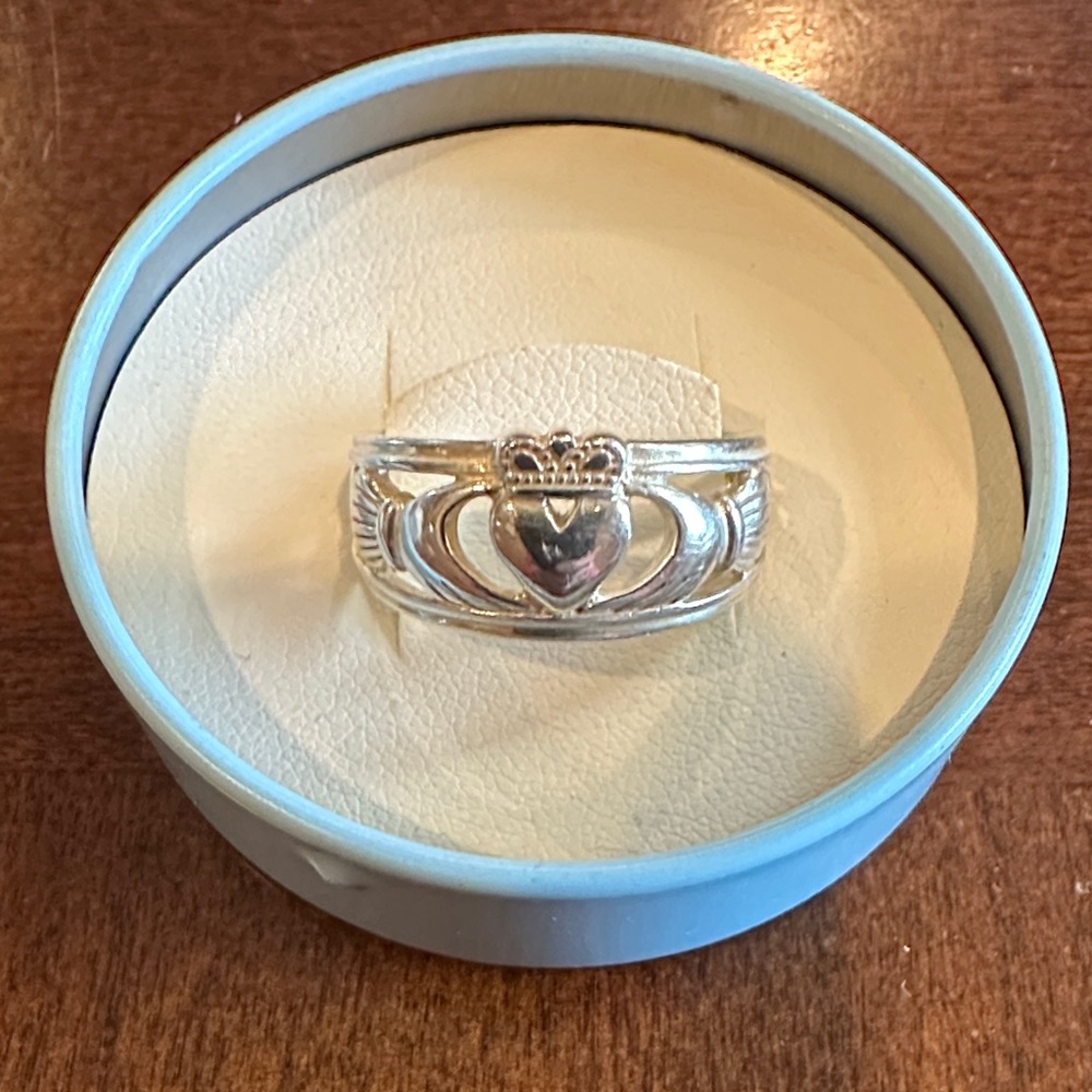2013 Claddagh sterling silver band, size 9. Unisex